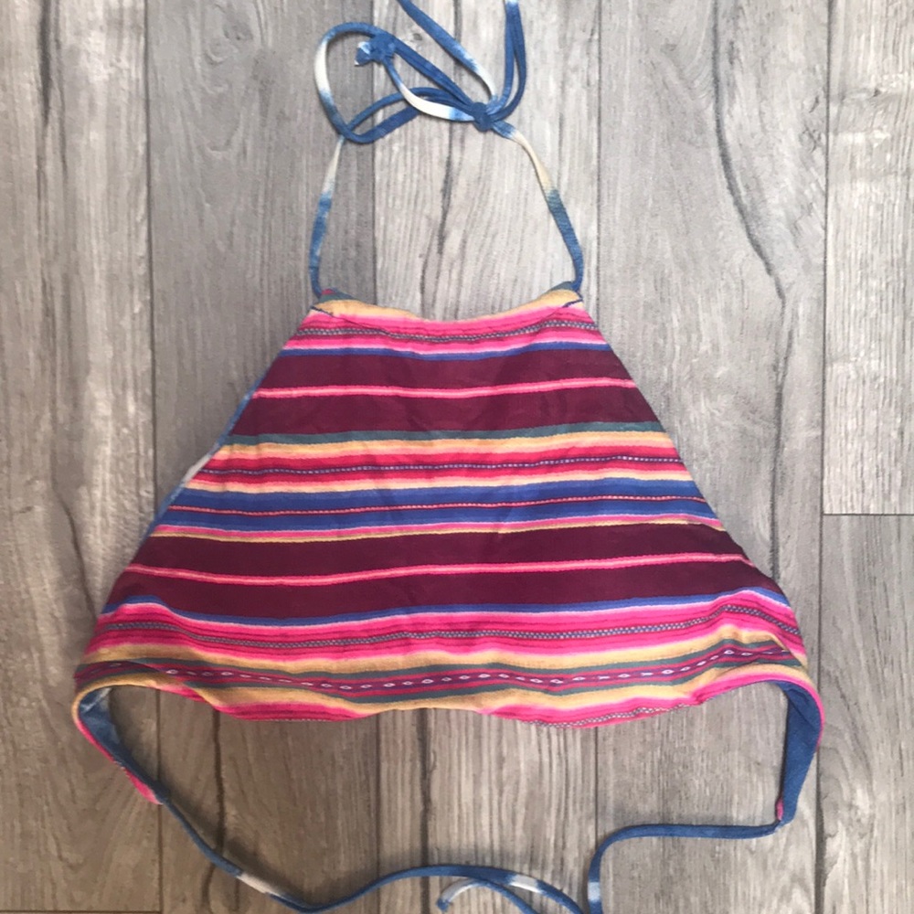 (W) Billabong reversible halter-bikini top. Size M